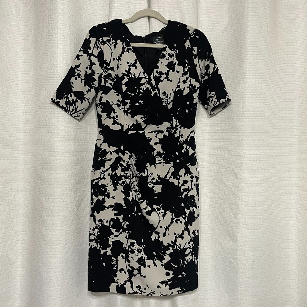 ADRIANNA PAPELL Sheath woman's dress. Size 6.  Color Black and cream
